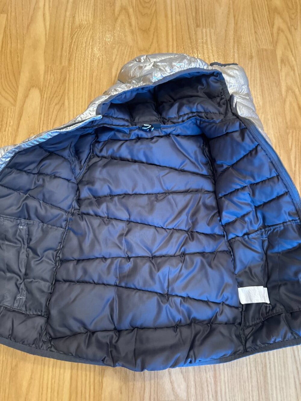 Under Armour Girls Metallic Silver Hooded Puffer Jacket Size S - Picture 3 of 9